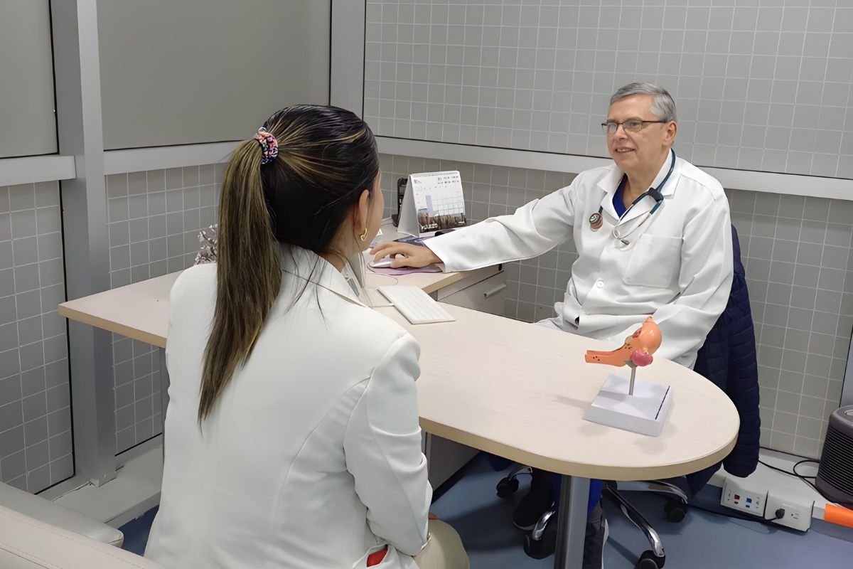 Consulta ginecológica con el Dr. Carlos Paternina en Bogotá explicando la frecuencia ideal de visitas al ginecólogo.