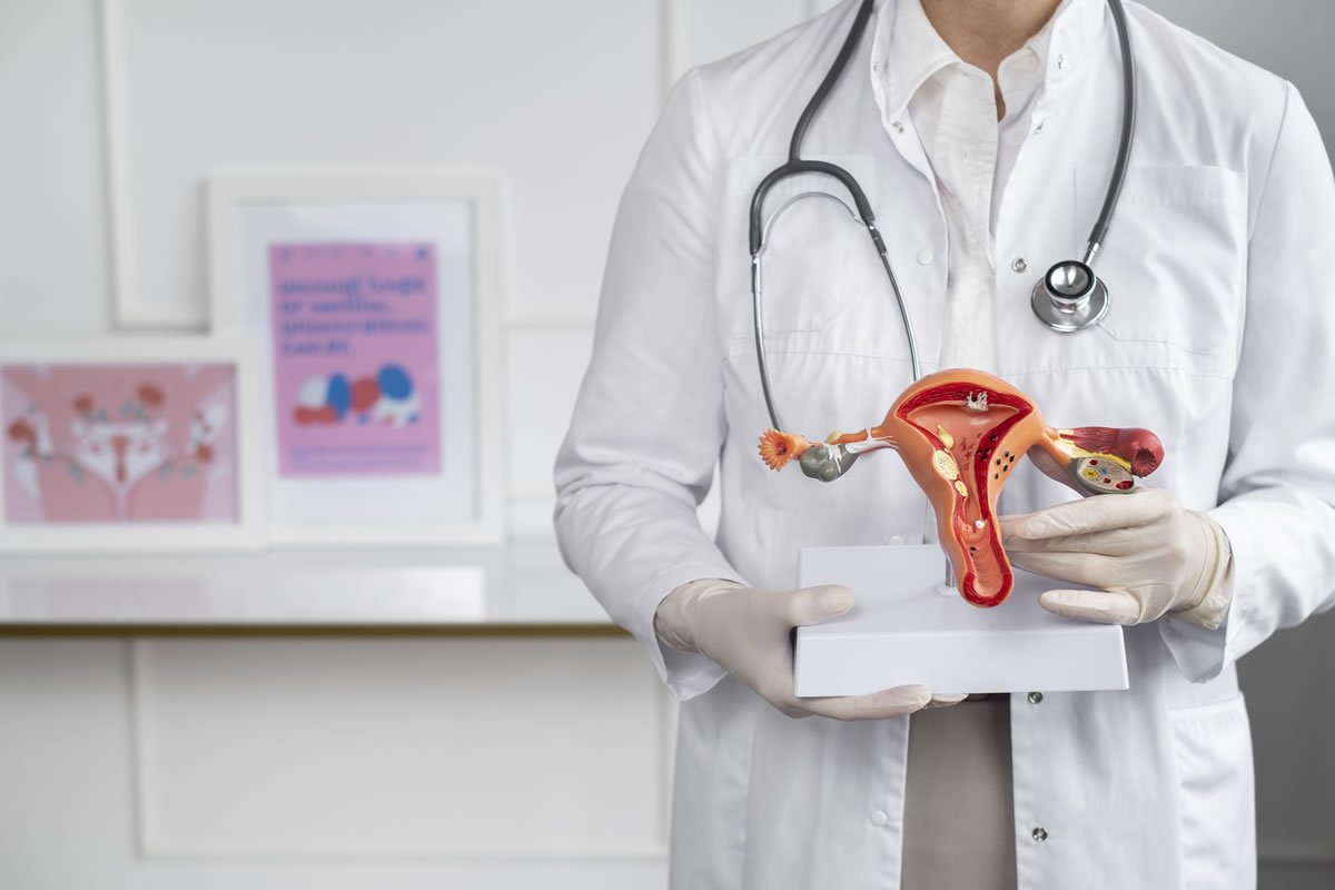 El Dr. Carlos Paternina, ginecólogo, explica con un modelo anatómico cada cuánto tiempo se debe acudir al ginecólogo para una revisión preventiva