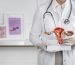 El Dr. Carlos Paternina, ginecólogo, explica con un modelo anatómico cada cuánto tiempo se debe acudir al ginecólogo para una revisión preventiva