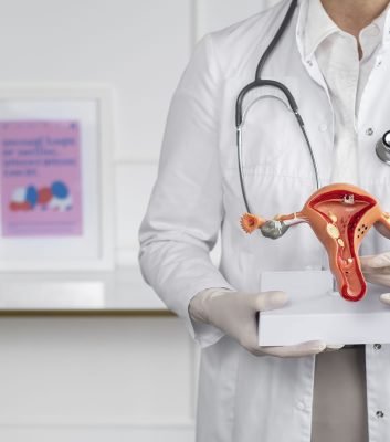 El Dr. Carlos Paternina, ginecólogo, explica con un modelo anatómico cada cuánto tiempo se debe acudir al ginecólogo para una revisión preventiva